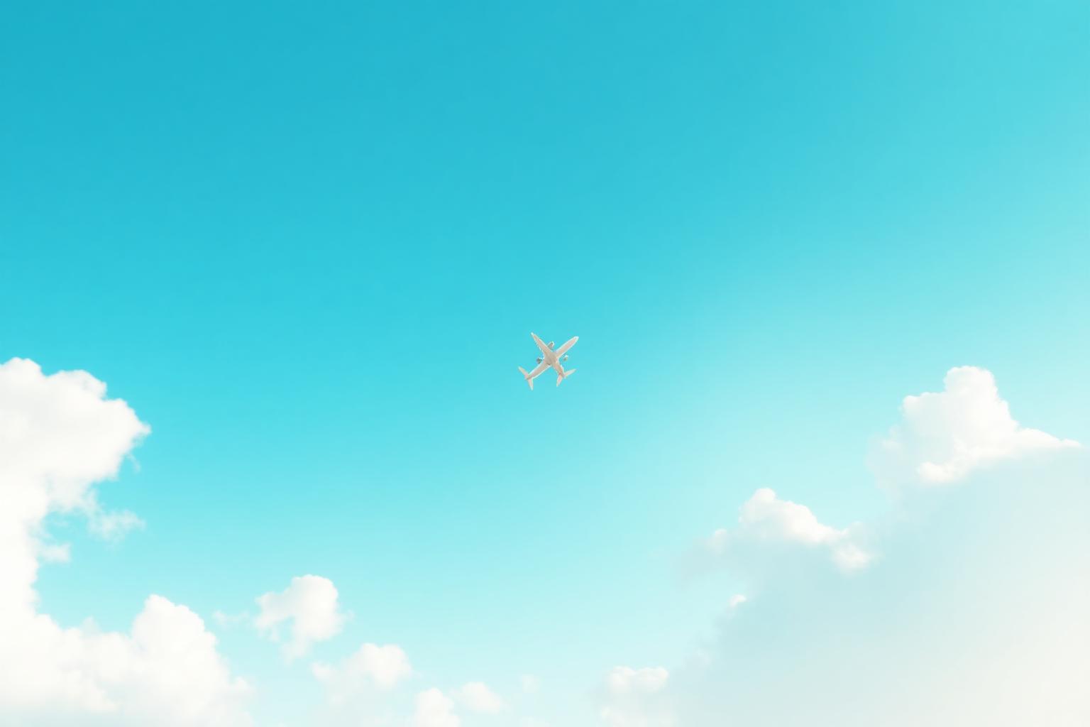 Avião cruzando um céu azul com nuvens